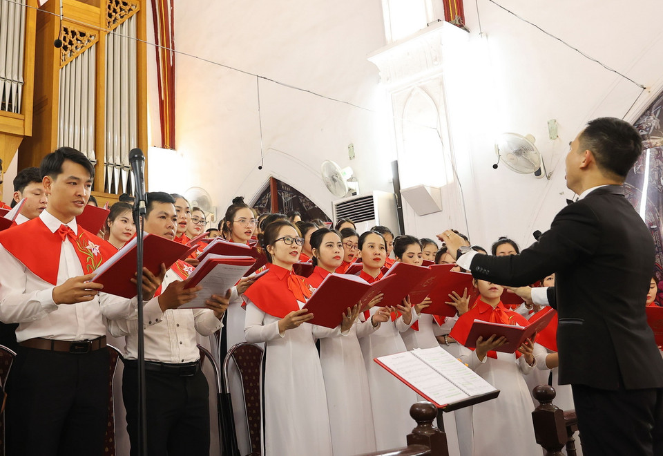 Đoàn ca tại thánh lễ. (Ảnh: Văn Điệp/TTXVN)