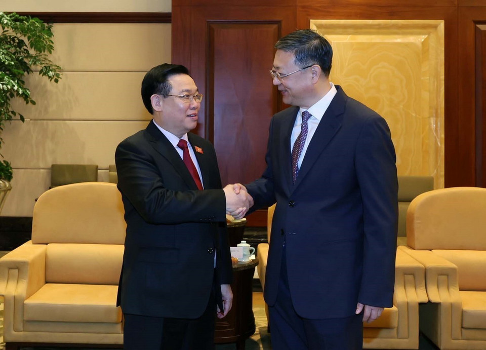 Chủ tịch Quốc hội Vương Đình Huệ gặp Bí thư Thành ủy Thượng Hải Trần Cát Ninh. (Ảnh: Nhan Sáng/TTXVN)