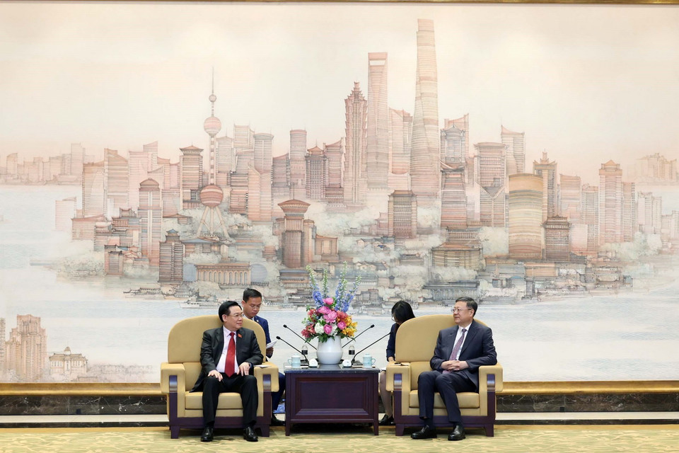 Chủ tịch Quốc hội Vương Đình Huệ gặp Bí thư Thành ủy Thượng Hải Trần Cát Ninh. (Ảnh: Nhan Sáng/TTXVN)