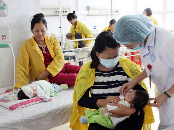 Nhân viên y tế kiểm tra sức khỏe cho bệnh nhi tại Bệnh viện Sản-Nhi Bắc Giang. (Ảnh: Dương Ngọc/TTXVN) Hơn 5 năm qua, nhờ tích cực ứng dụng, chuyển giao kỹ thuật chuyên sâu từ các bệnh viện hạt nhân, hàng trăm lượt ca bệnh nặng, phức tạp đã được chẩn đoán, phẫu thuật, điều trị kịp thời tại Bệnh viện Sản-Nhi Bắc Giang. Việc làm này nhằm tạo thuận lợi trong chăm sóc sức khỏe và tiết kiệm thời gian, chi phí cho người bệnh; giảm 10-15% bệnh nhân chuyển tuyến. Đây là bệnh viện vệ tinh hạng 1 có quy mô 600 giường, được đầu tư cơ sở vật chất, trang thiết bị y tế hiện đại, đào tạo nhân lực để phát triển các kỹ thuật chuyên sâu trong lĩnh vực sản-nhi. Mỗi năm, bệnh viện đã đáp ứng nhu cầu khám chữa bệnh chất lượng cao cho khoảng 130.000-140.000 lượt bệnh nhân là bà mẹ, trẻ em của địa phương và các tỉnh lân cận.