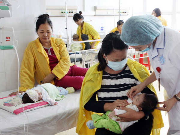 Nhân viên y tế kiểm tra sức khỏe cho bệnh nhi tại Bệnh viện Sản-Nhi Bắc Giang. (Ảnh: Dương Ngọc/TTXVN)