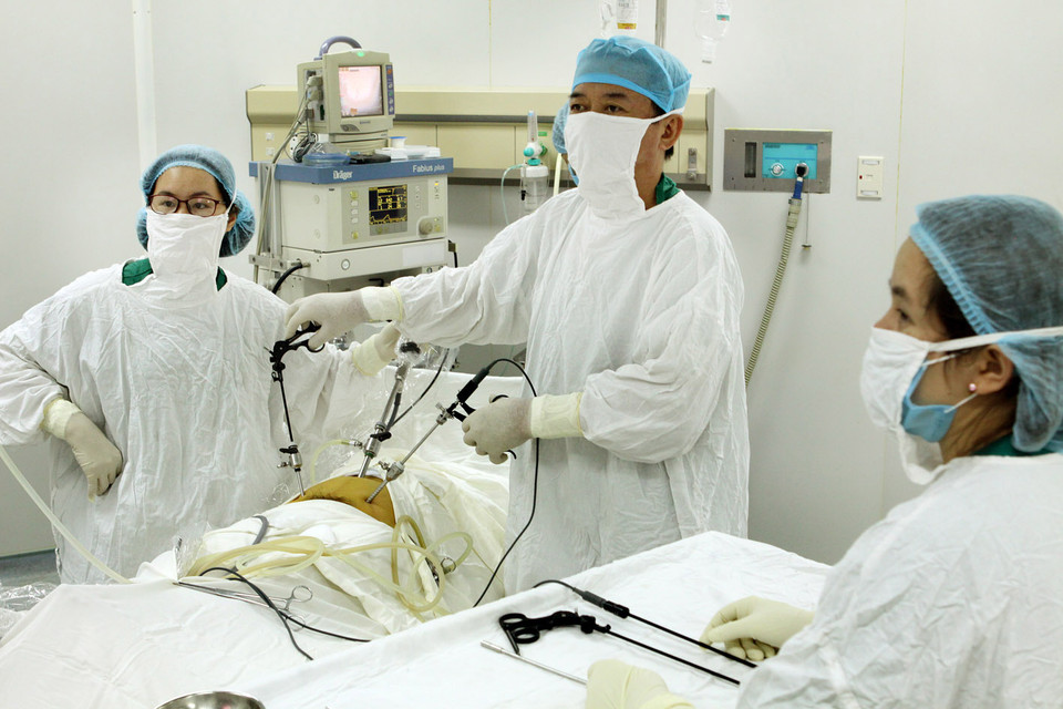  Một ca phẫu thuật nội soi điều trị bệnh lý tại Bệnh viện Sản-Nhi Bắc Giang. (Ảnh: Dương Ngọc/TTXVN)