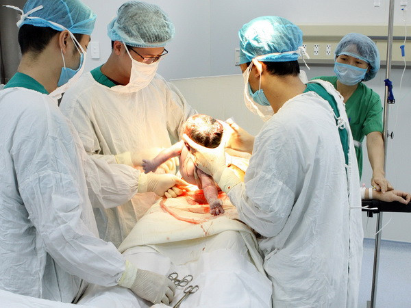 Một ca phẫu thuật lấy thai tại Bệnh viện Sản-Nhi Bắc Giang. (Ảnh: Dương Ngọc/TTXVN)