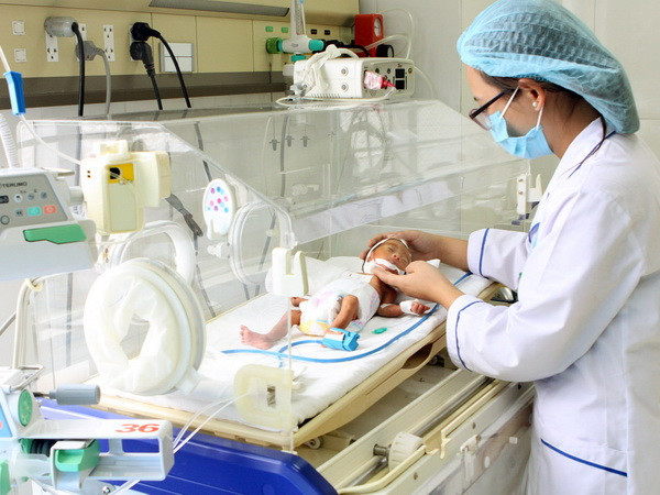 Chăm sóc sơ sinh tại Bệnh viện Sản-Nhi Bắc Giang. (Ảnh: Dương Ngọc/TTXVN)