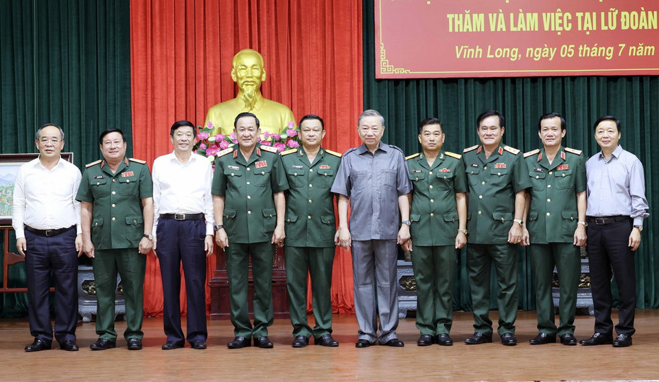 Chủ tịch nước Tô Lâm và các đại biểu với lãnh đạo Lữ đoàn Công binh 25. (Ảnh: Nhan Sáng/TTXVN)