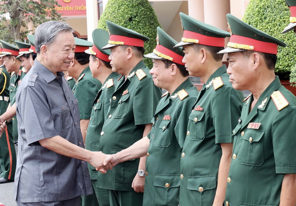 Chủ tịch nước Tô Lâm với cán bộ, sỹ quan chỉ huy Lữ đoàn Công binh 25. (Ảnh: Nhan Sáng/TTXVN)