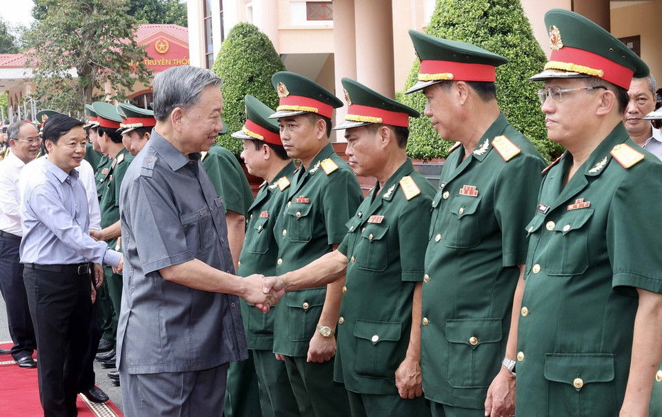 Chủ tịch nước Tô Lâm với cán bộ, sỹ quan chỉ huy Lữ đoàn Công binh 25. (Ảnh: Nhan Sáng/TTXVN)