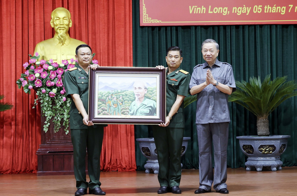 Chủ tịch nước Tô Lâm tặng bức tranh Bác Hồ cho Lữ đoàn Công binh 25. (Ảnh: Nhan Sáng/TTXVN)
