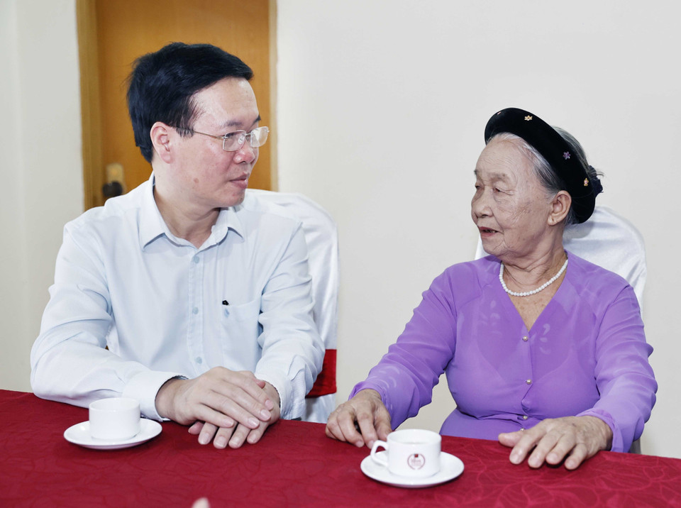 Chủ tịch nước Võ Văn Thưởng thăm hỏi bà Lê Thị Diệm, sinh năm 1940, là vợ liệt sỹ. (Ảnh: Thống Nhất/TTXVN)