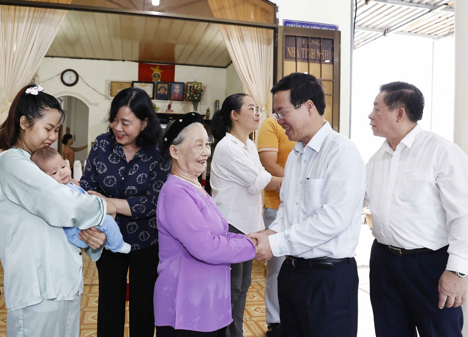 Chủ tịch nước Võ Văn Thưởng đến thăm bà Lê Thị Diệm, sinh năm 1940, là vợ liệt sỹ, hiện đang sinh sống tại huyện Côn Đảo. (Ảnh: Thống Nhất/TTXVN)