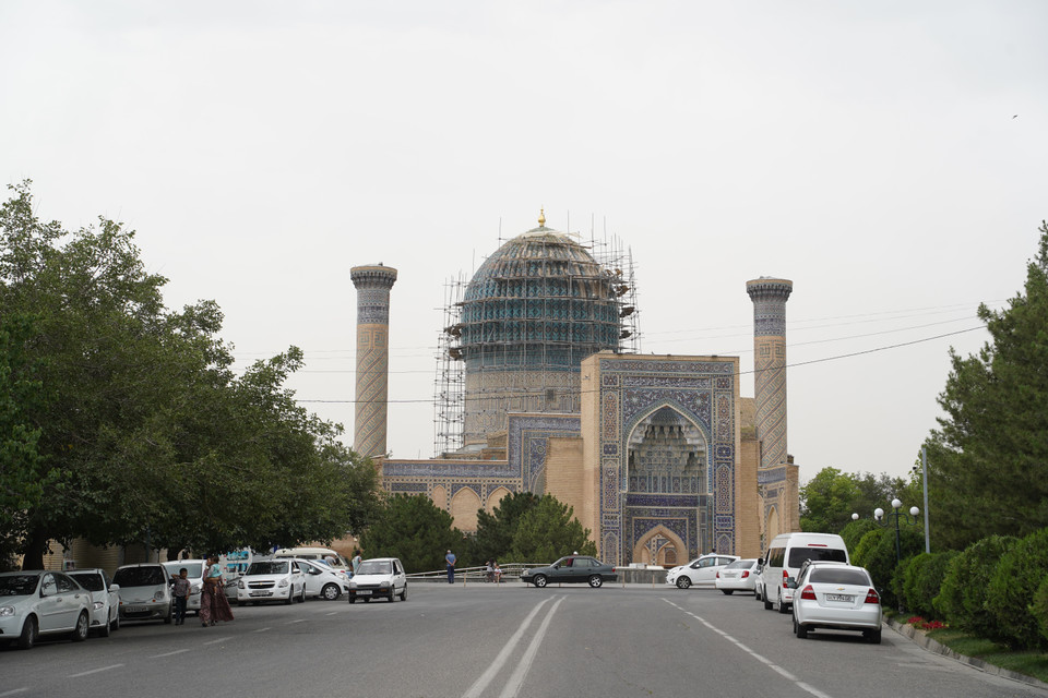 Uzbekistan hay Oʻzbekiston theo tiếng Uzbek là quốc gia nằm ở trung tâm Trung Á với khoảng 36 triệu dân. Đây cũng là một trong 2 quốc gia trên thế giới (cùng với Liechtenstein) phải đi qua lãnh thổ của ít nhất hai nước mới có thể ra đến Biển hay còn gọi là “double landlock.” Trong ảnh: Đỉnh tháp tròn của lăng mộ Timur ở Samarkand gồm 64 múi, biểu trưng cho 63 tuổi + tuổi mụ của Vua Timur. (Ảnh: Duy Trinh/TTXVN)