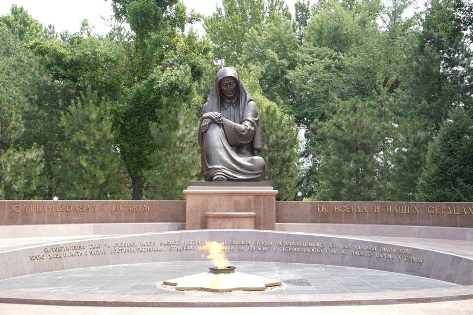 Tượng đài "Người mẹ đau khổ" và ngọn lửa vĩnh cửu ở thủ đô Tashkent. (Ảnh: Duy Trinh/TTXVN)