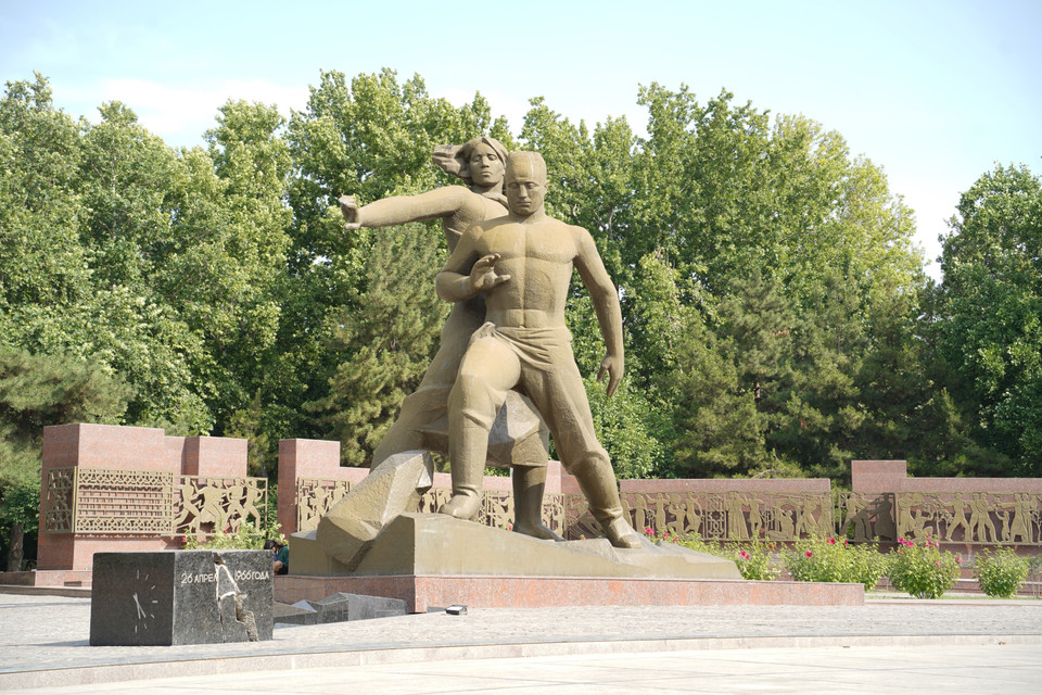 Tượng đài Dũng cảm vinh danh những người đã chiến thắng trận động đất khủng khiếp ở Tashkent tháng 4/1966. (Ảnh: Duy Trinh/TTXVN)