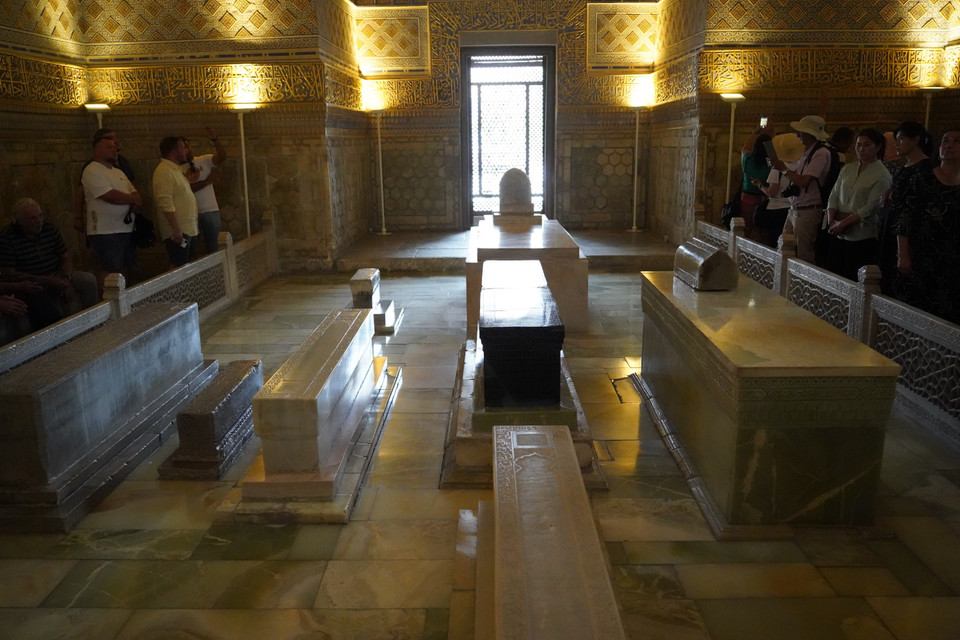 Uzbekistan là quốc gia không giống với các nước láng giềng châu Á khác, tổ tiên người Uzbek không phải là người du mục, mà là những dân tộc sống ổn định, xây dựng thành phố, bảo vệ cuộc sống và các giá trị văn hóa của mình trong nhiều thế kỷ. Trong ảnh: Bên trong lăng mộ linh thiêng của Vua Tamerlan hay Timur. (Ảnh: Duy Trinh/TTXVN)