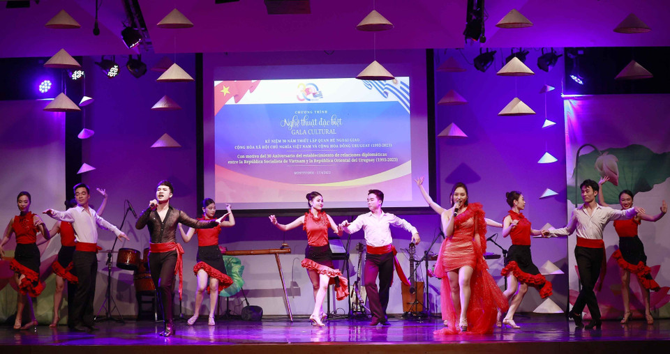 Một tiết mục biểu diễn tại Chương trình nghệ thuật kỷ niệm 30 năm thiết lập quan hệ ngoại giao Việt Nam-Uruguay (1993-2023). (Ảnh: Doãn Tấn/TTXVN)