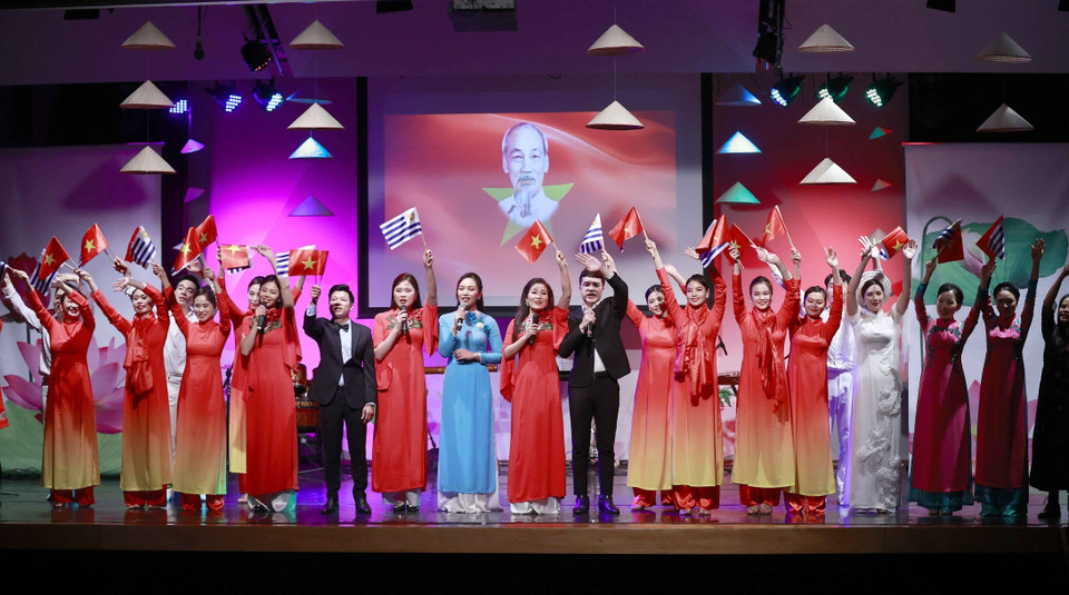 Các nghệ sỹ biểu diễn tại chương trình. (Ảnh: Doãn Tấn/TTXVN)