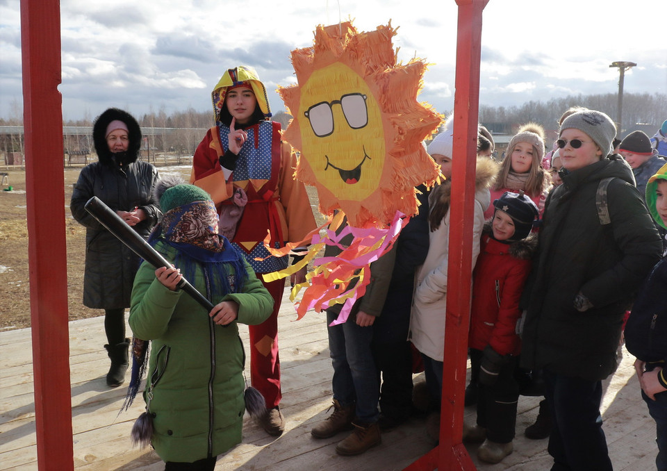 Trẻ em thích thú với những trò chơi vui nhộn được tổ chức trong những ngày hội Maslenitsa. (Ảnh: Duy Trinh/TTXVN)