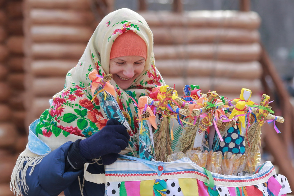 Hình nộm Maslenitsa được bày bán tại khu vực tổ chức lễ hội. (Ảnh: Duy Trinh/TTXVN)