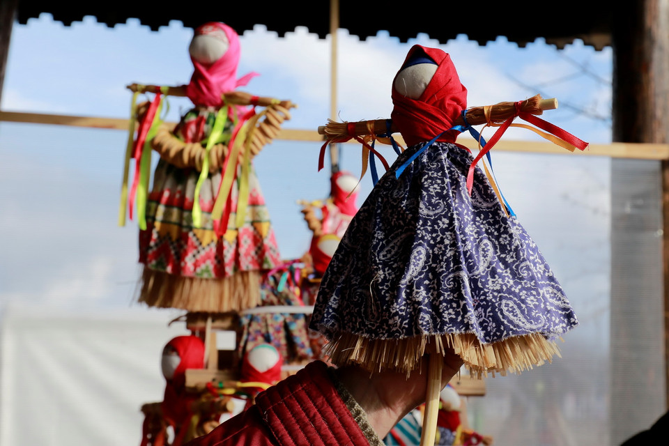 Hình nộm Maslenitsa được bày bán tại khu vực tổ chức lễ hội. (Ảnh: Trần Hiếu/TTXVN)