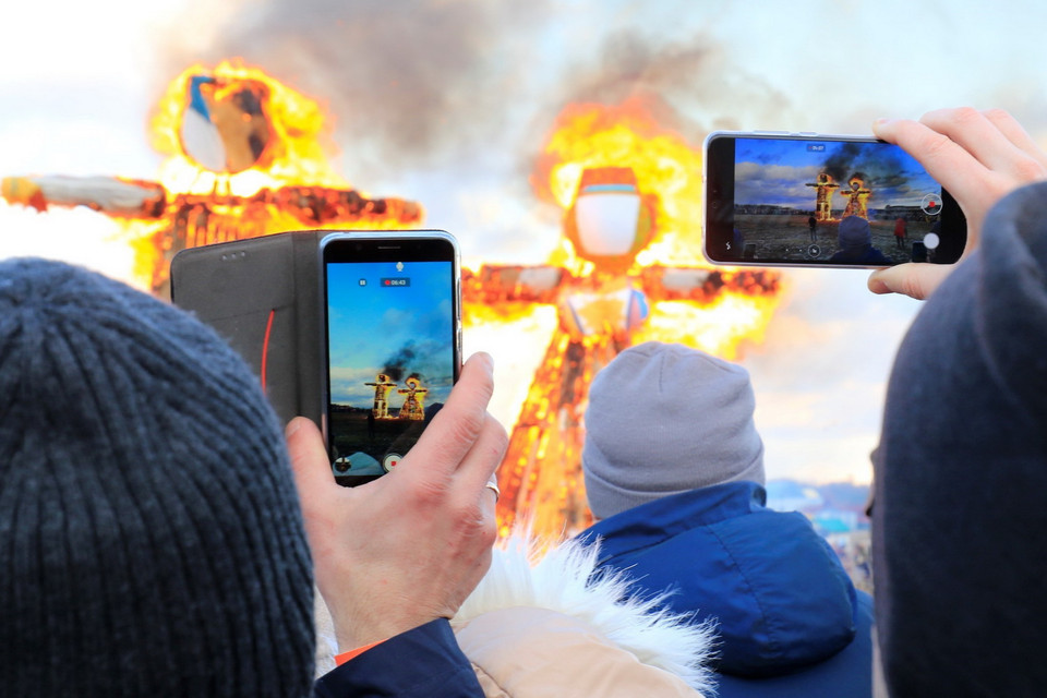 Theo phong tục, vào ngày tổ chức Lễ hội tiễn mùa Đông mọi người sẽ cùng tập trung và nổi lửa đốt cháy hình nộm lớn Maslenitsa để xua tan lạnh giá của mùa Đông, đón mùa Xuân ấm áp quay về, đồng thời xóa đi mọi điều không may mắn trong năm cũ. (Ảnh: Trần Hiếu/TTXVN)