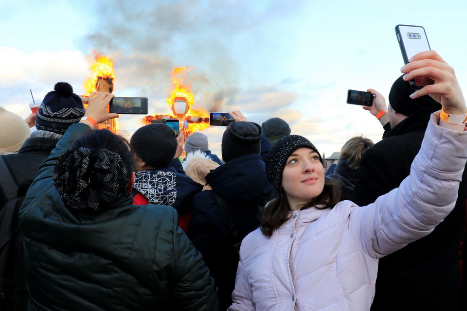 Lễ hội tiễn mùa Đông thường rơi vào Chủ nhật của tuần lễ hội Maslenitsa hàng năm. Trong ngày này, mọi người vui chơi, gặp gỡ, chúc mừng nhau ngày lễ và mong tha thứ cho nhau những điều thiếu sót trong năm vừa qua. (Ảnh: Trần Hiếu/TTXVN)