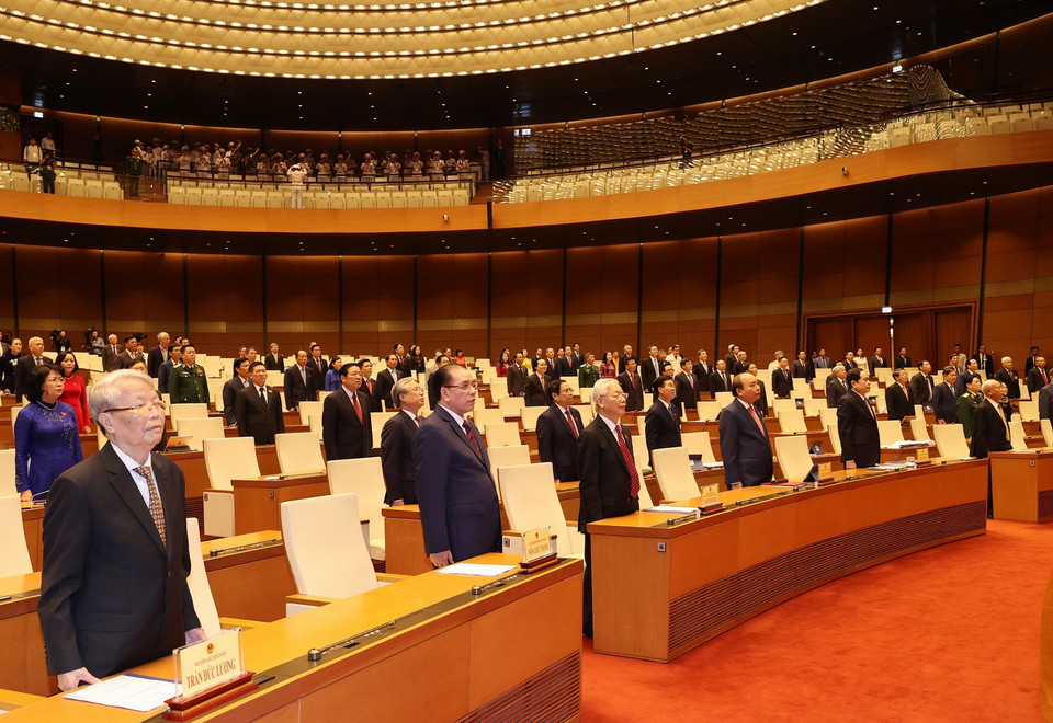 Tổng Bí thư, Chủ tịch nước Nguyễn Phú Trọng và các vị lãnh đạo, nguyên lãnh đạo Đảng, Nhà nước thực hiện nghi thức chào cờ. (Ảnh: Trọng Đức/TTXVN)