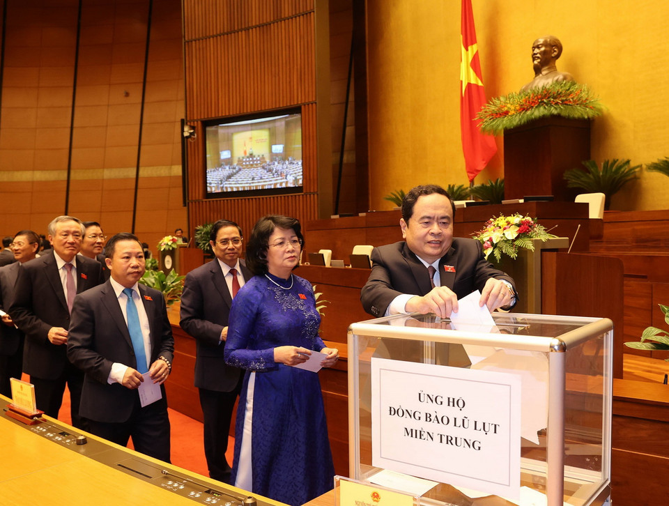 Các đại biểu Quốc hội quyên góp ủng hộ đồng bào miền Trung khắc phục hậu quả lũ lụt. (Ảnh: Trọng Đức/TTXVN)