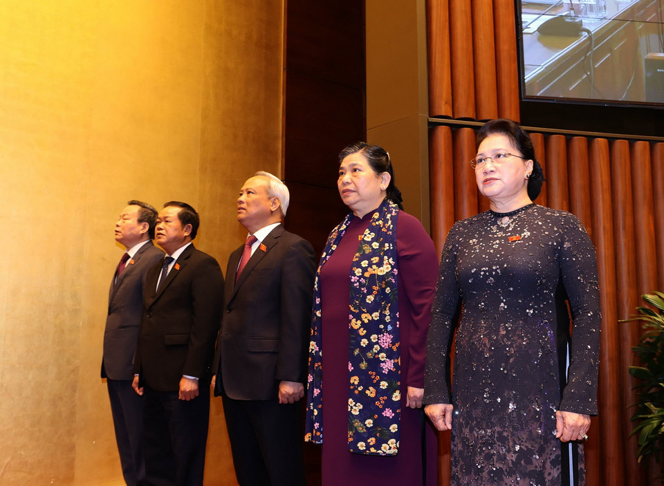 Chủ tịch Quốc hội Nguyễn Thị Kim Ngân, các Phó Chủ tịch Quốc hội thực hiện nghi thức chào cờ. (Ảnh: Trọng Đức/TTXVN)