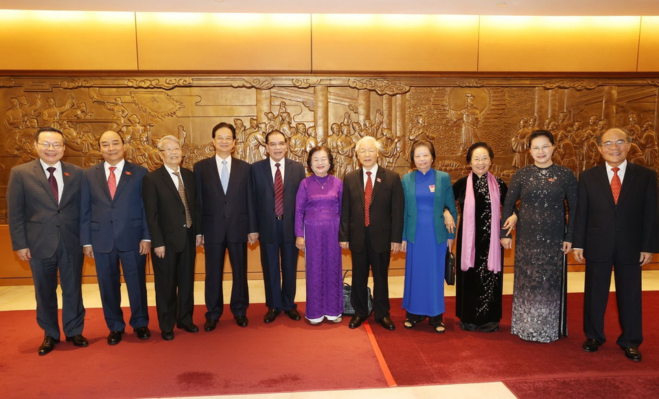 Trong ảnh: Tổng Bí thư, Chủ tịch nước Nguyễn Phú Trọng, Thủ tướng Chính phủ Nguyễn Xuân Phúc và Chủ tịch Quốc hội Nguyễn Thị Kim Ngân chụp ảnh chung với các đồng chí lãnh đạo, nguyên lãnh đạo Đảng và Nhà nước. (Ảnh: Trí Dũng/TTXVN)