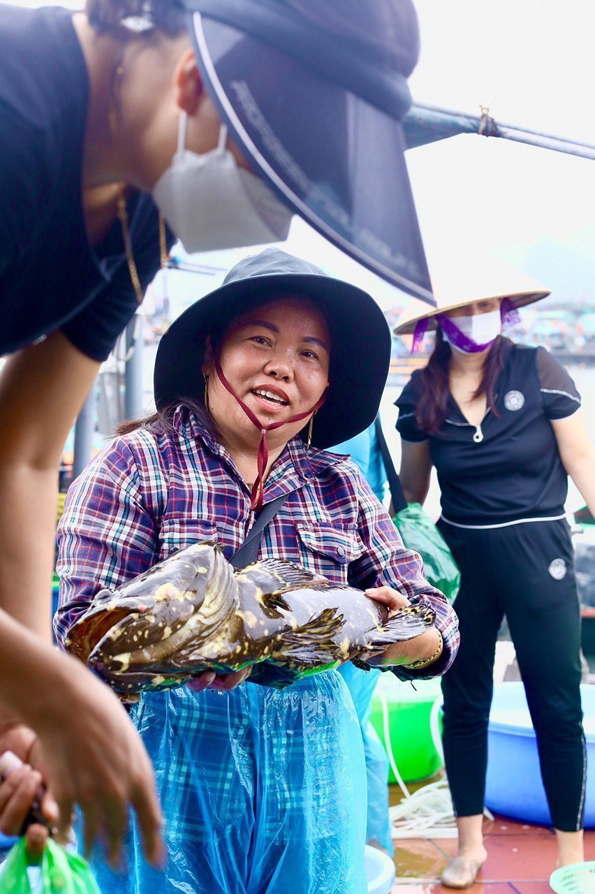 Chị Đinh Thị Mị, một tiểu thương chuyên bán bán cá tại chợ Bến Do. (Ảnh: Lâm Khánh/TTXVN)