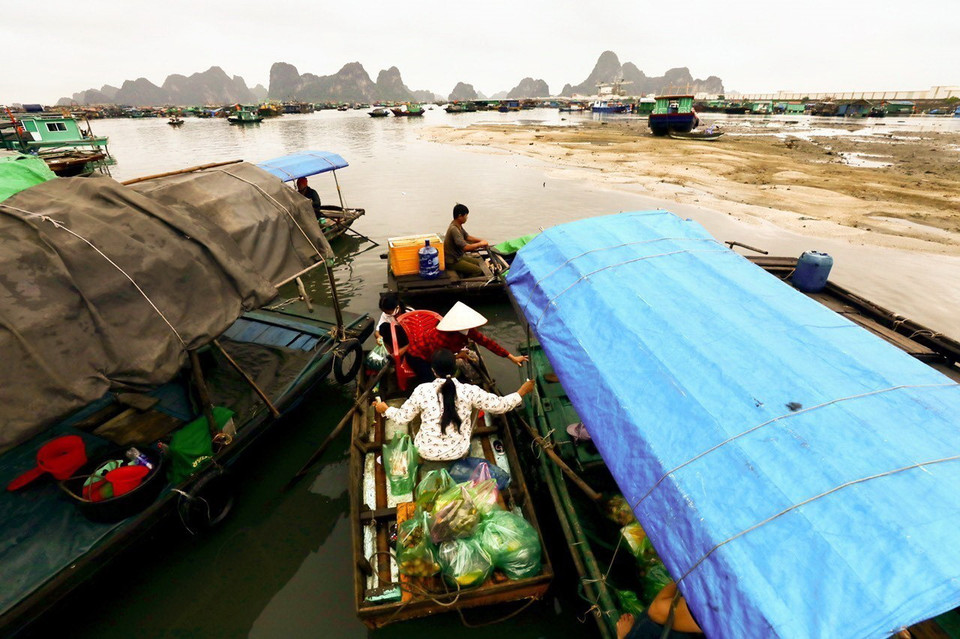 Hàng hóa được những thuyền nhỏ vận chuyển ra các tàu, thuyền để phục vụ cuộc sống trên biển. (Ảnh: Lâm Khánh/TTXVN)