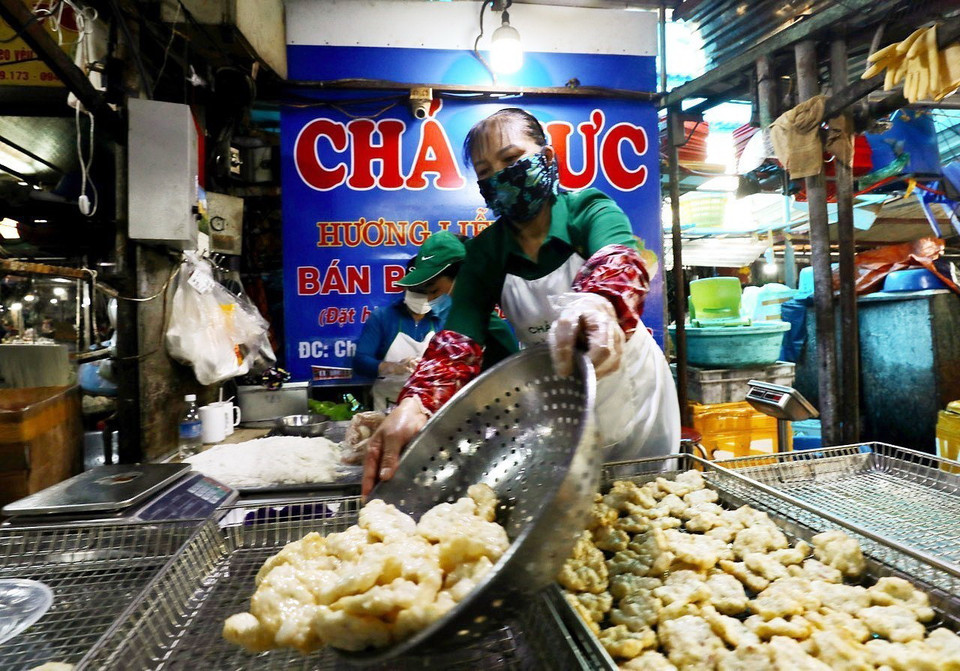 Chả mực là đặc sản được chế biến và bày bán tại hầu hết các chợ của tỉnh Quảng Ninh. (Ảnh: Lâm Khánh/TTXVN)