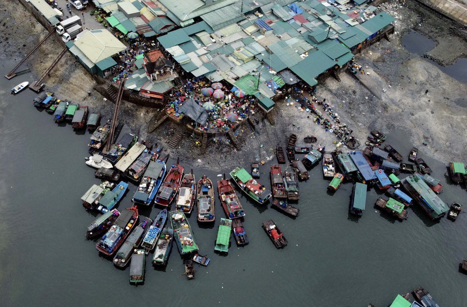 Mỗi ngày tàu thuyền tấp nập qua lại Bến Do. (Ảnh: Huy Hùng/TTXVN)