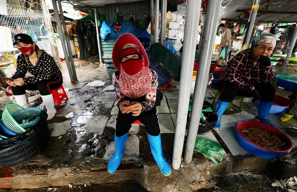 Như nhiều tiểu thương khác, chị Vũ Thị Chinh (giữa, 37 tuổi, huyện Quảng Yên) thường kết thúc phiên chợ lúc 8h sáng. (Ảnh: Lâm Khánh/TTXVN)