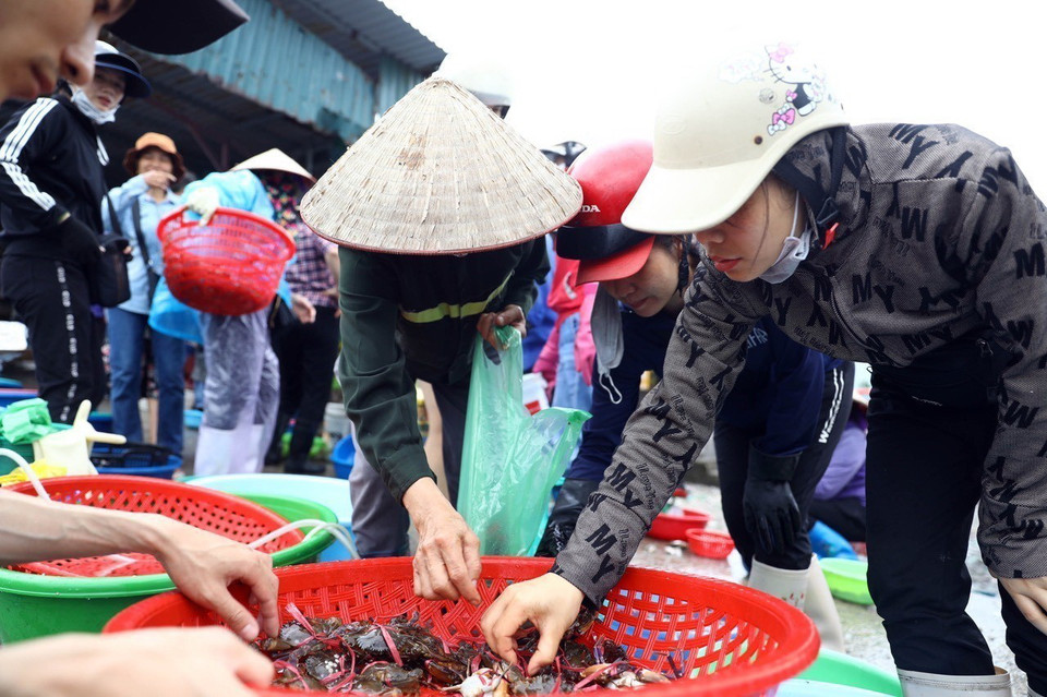 Khoảng 6 - 7 giờ sáng là thời điểm không khí mua bán trên chợ tấp nập nhất khi người dân và thợ mỏ đến đến mua hàng. (Ảnh: Huy Hùng/TTXVN)