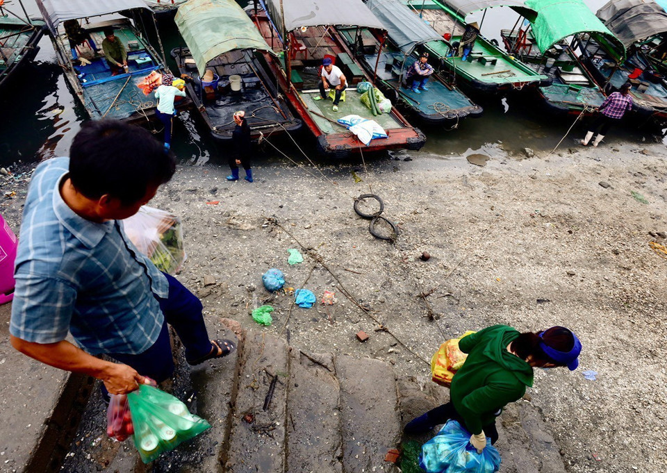 Người dân mua nhu yếu phẩm về thuyền để phục vụ cuộc sống trên biển. (Ảnh: Lâm Khánh/TTXVN)