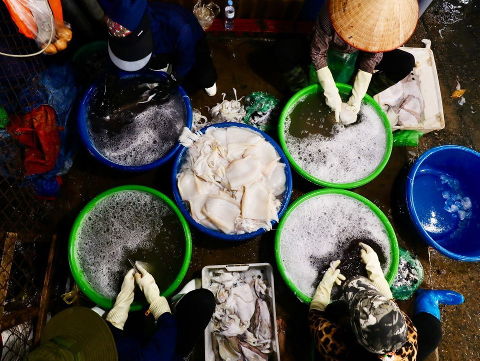 Mực được sơ chế, làm sạch ngay tại chợ để làm chả mực. (Ảnh: Lâm Khánh/TTXVN)