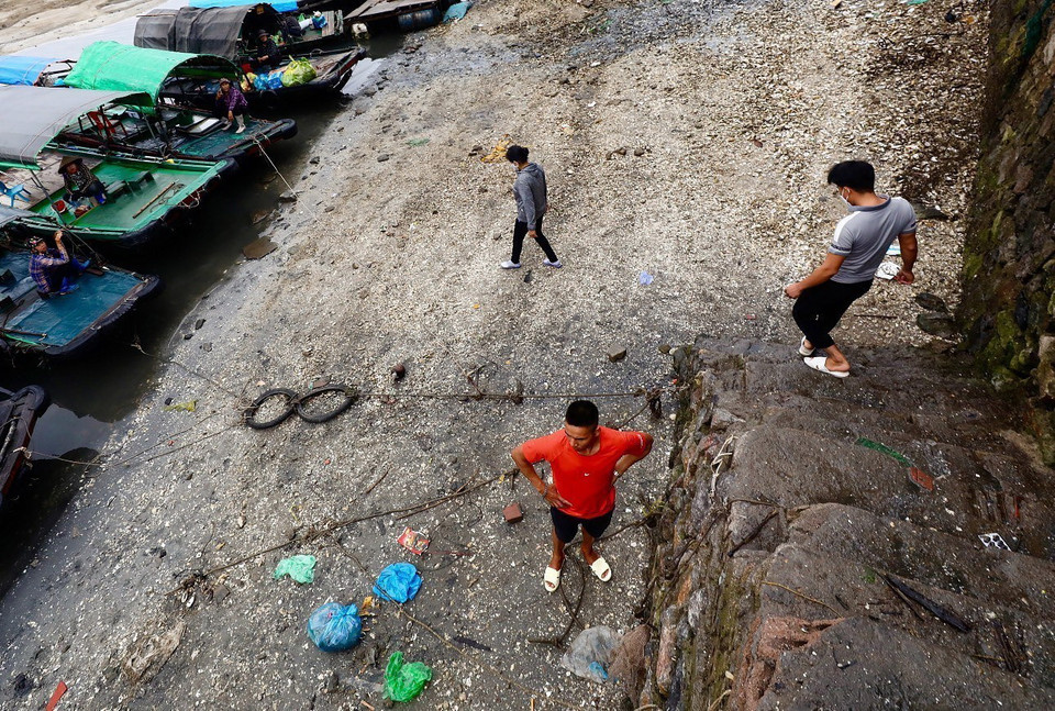 Những người ngư dân chờ đợi kết thúc phiên chợ để quay lại thuyền và các nhà bè trên vịnh Bái Tử Long. (Ảnh: Lâm Khánh/TTXVN)