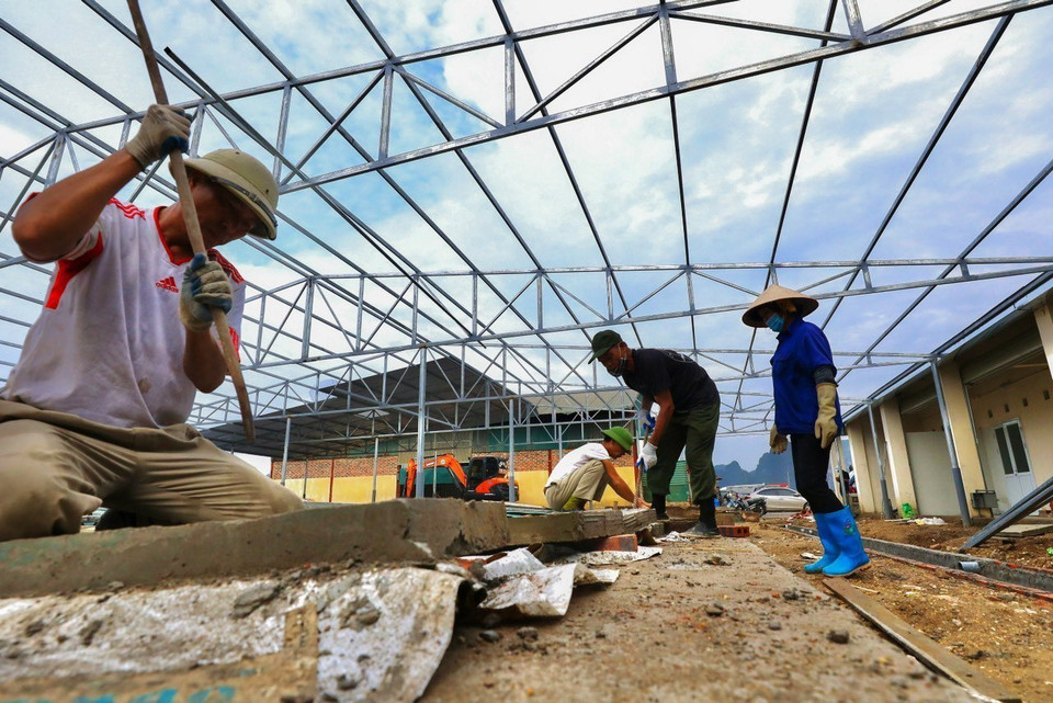 Để đảm bảo điều kiện vật chất phục vụ việc giao thương, Ban quản lý chợ Bến Do xây những gian hàng mới, có mái che và sạch sẽ hơn. (Ảnh: Lâm Khánh/TTXVN)