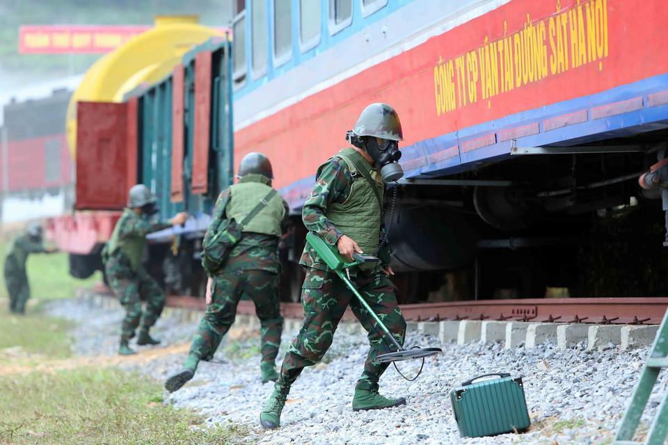 Tổ Công binh sử dụng thiết bị rà phá bom mìn, vật nổ, tiến hành đánh dấu, báo cáo theo quy định. (Ảnh: An Đăng/TTXVN)