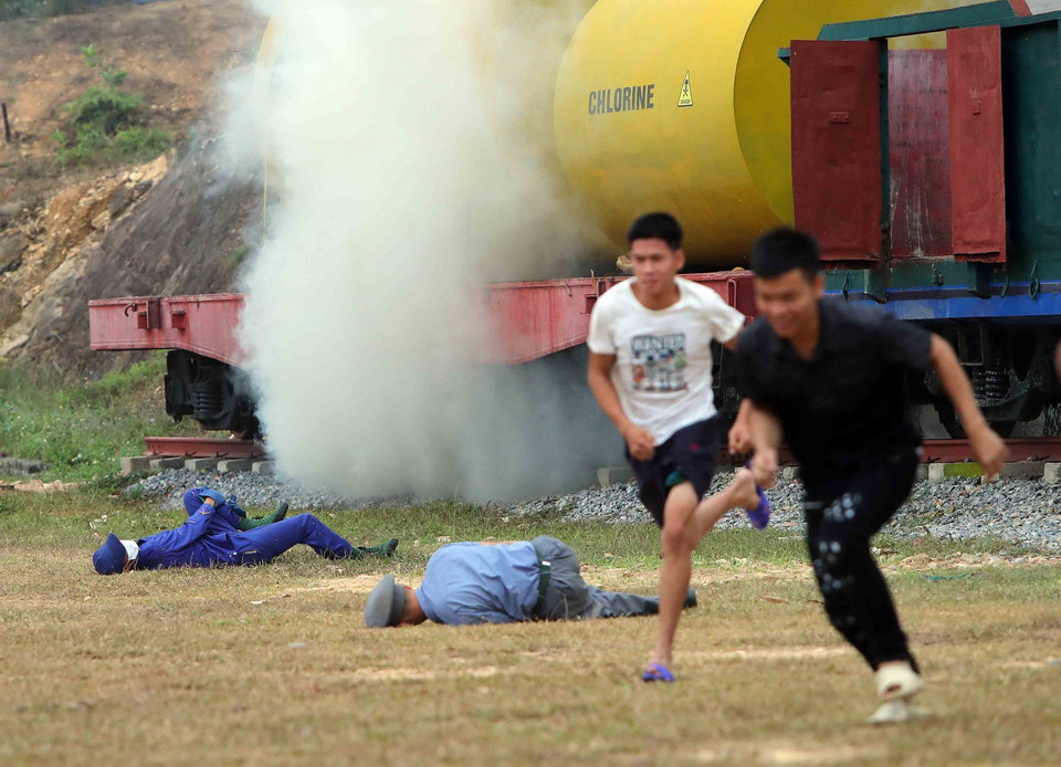 Tình huống giả định, các thế lực thù địch liều lĩnh sử dụng thiết bị nổ và vũ khí phóng xạ tự chế tấn công khủng bố vào nhà ga đường sắt. (Ảnh: An Đăng/TTXVN)