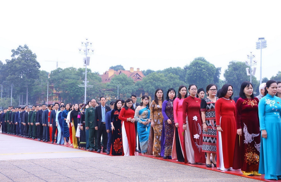 Các đại biểu Quốc hội vào Lăng viếng Chủ tịch Hồ Chí Minh. (Ảnh: Văn Điệp/TTXVN)