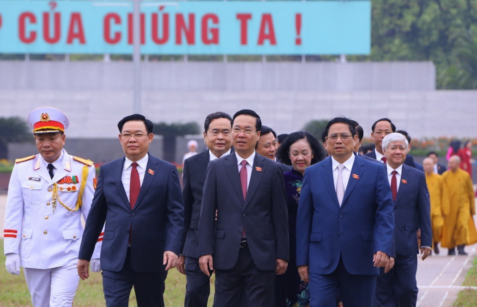 Lãnh đạo Đảng, Nhà nước cùng các đại biểu Quốc hội sang dự phiên khai mạc kỳ họp tại Nhà Quốc hội. (Ảnh: Văn Điệp/TTXVN)