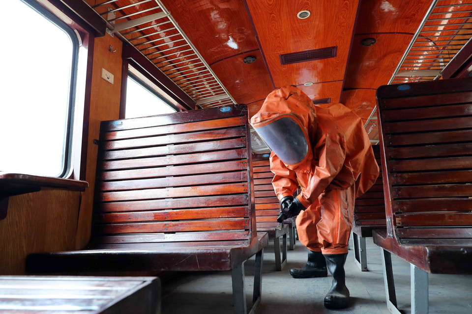 Lực lượng thăm dò, khắc phục khủng bố bằng vũ khí phóng xạ. (Ảnh: An Đăng/TTXVN)