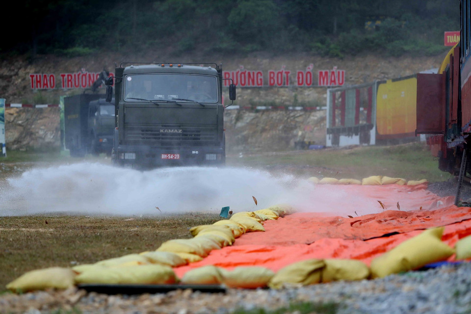 Xe chức năng thực hiện nhiệm vụ khoanh vùng, thu gom, tẩy xạ khắc phục hậu quả do khủng bố phóng xạ. (Ảnh: An Đăng/TTXVN)