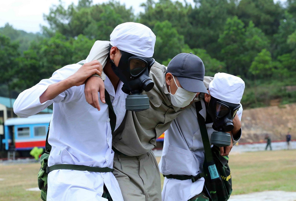 Lực lượng chức năng đưa nạn nhân bị thương ra khỏi hiện trường khủng bố, đưa các nạn nhân bị thương ra khu vực an toàn. (Ảnh: An Đăng/TTXVN)