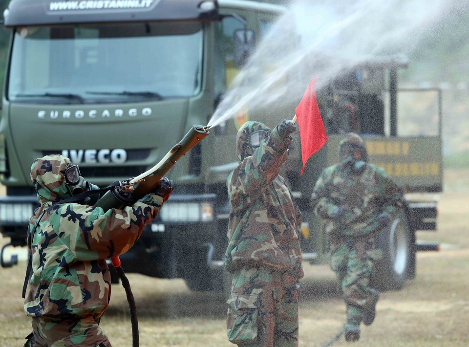 Các lực lượng thực hiện nhiệm vụ khoanh vùng, thu gom, tẩy xạ khắc phục hậu quả địch khủng bố phóng xạ. (Ảnh: An Đăng/TTXVN)