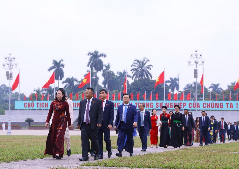 Đại biểu Quốc hội sang dự phiên khai mạc kỳ họp tại Nhà Quốc hội. (Ảnh: Văn Điệp/TTXVN)