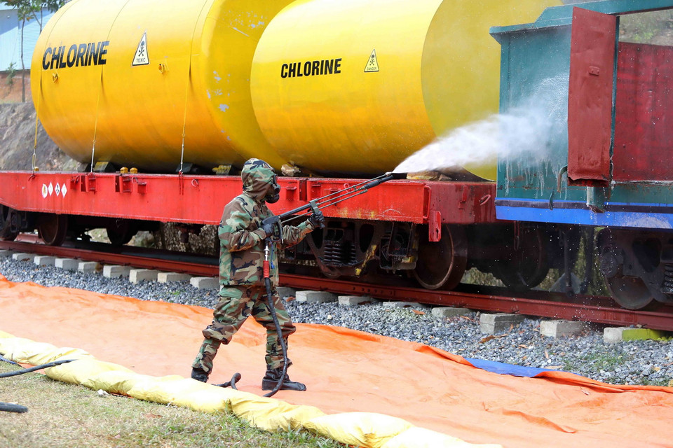 Lực lượng bộ đội hóa học thực hiện nhiệm vụ khoanh vùng, thu gom, tẩy xạ khắc phục hậu quả địch khủng bố phóng xạ. (Ảnh: An Đăng/TTXVN)