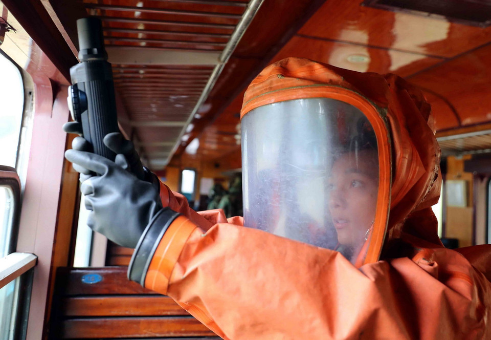 Lực lượng trinh sát xác định mức độ nhiễm xạ khu vực. (Ảnh: An Đăng/TTXVN)